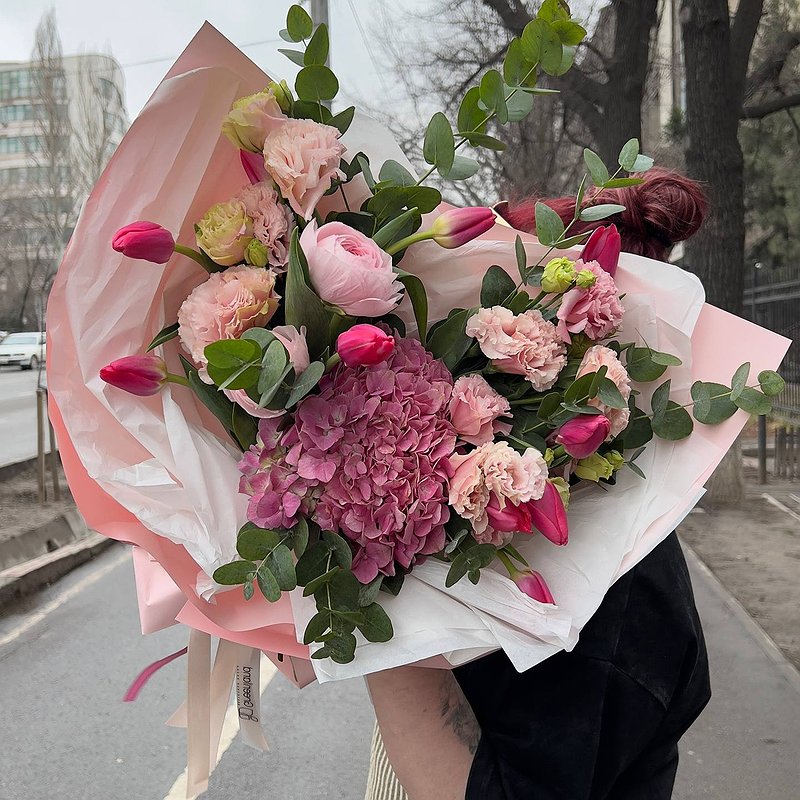 Микс букет из гортензий и тюльпанов