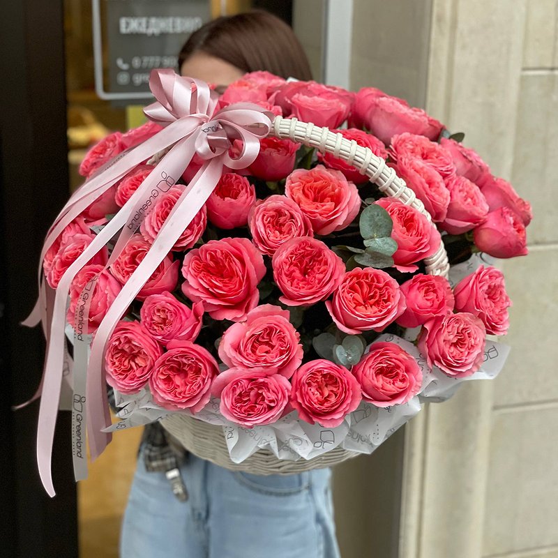 Корзина из 51 пионовидной розы